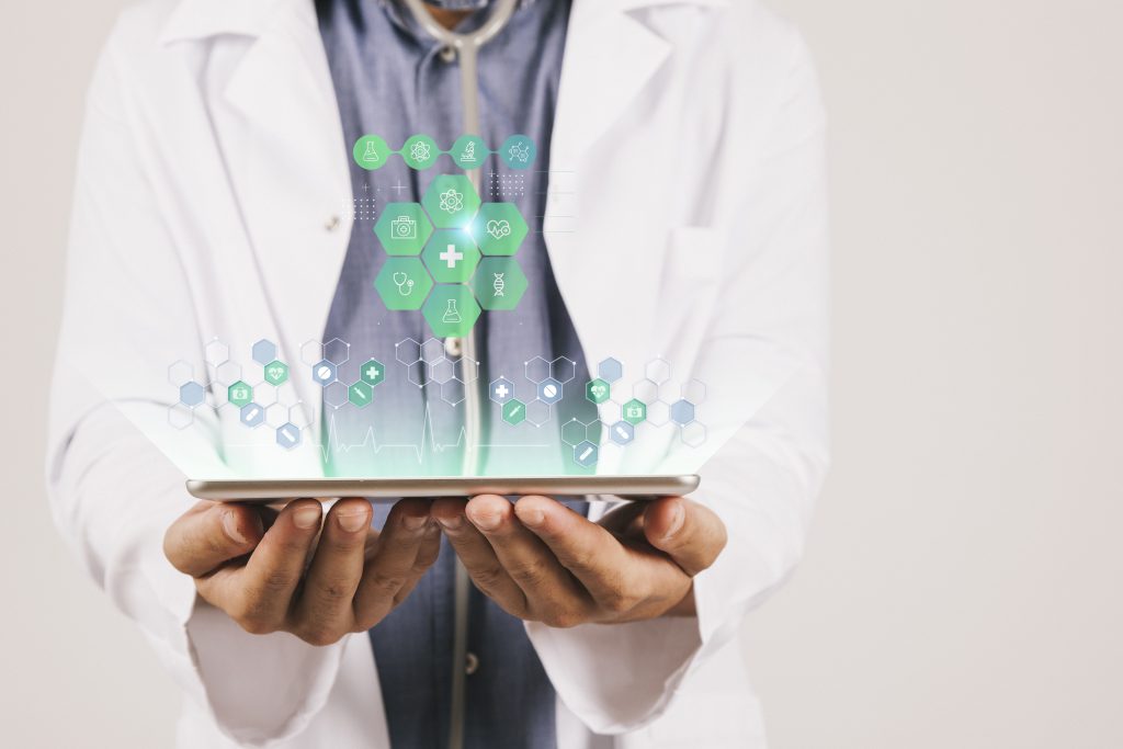 banner medico com medico segurando o tablet