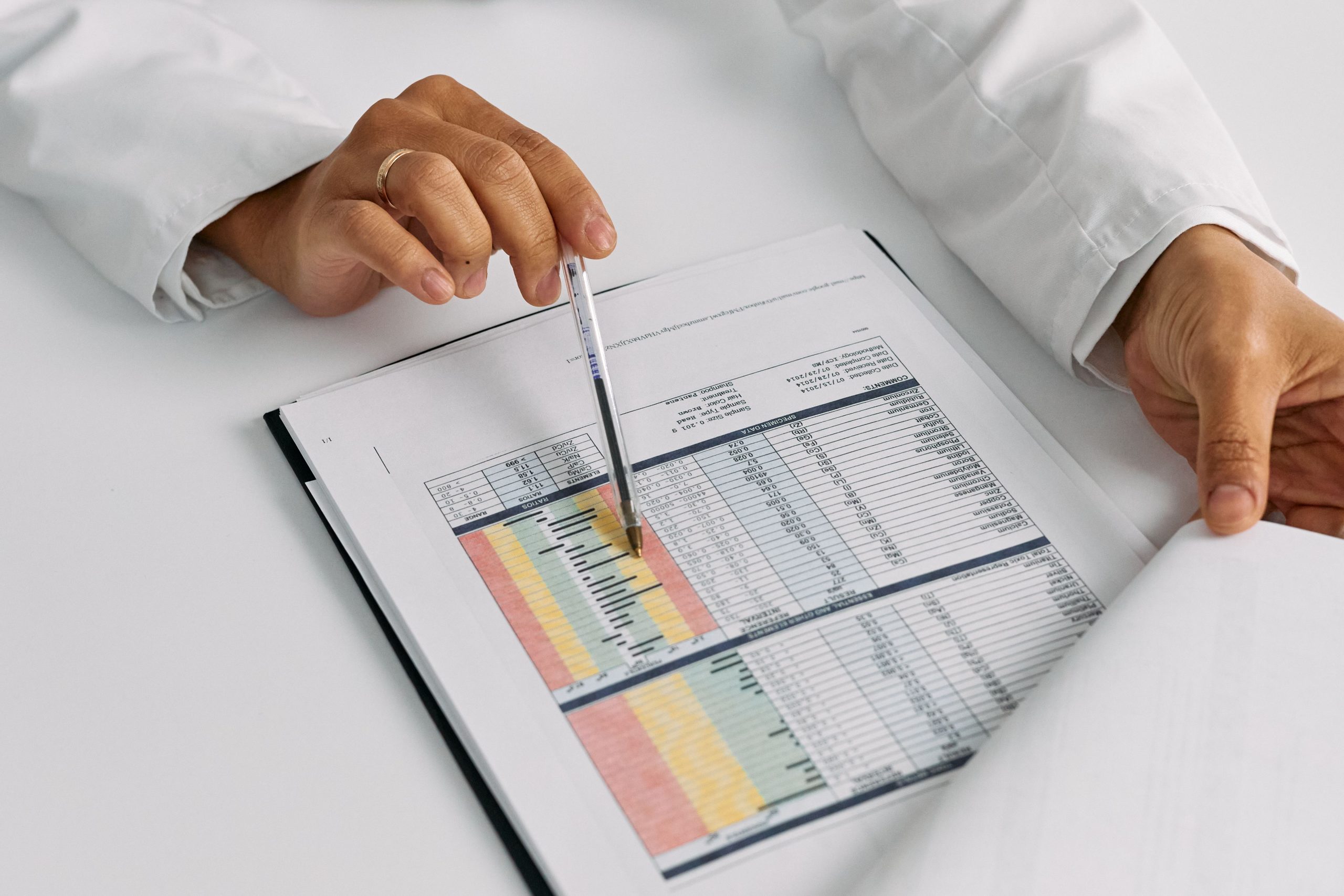 Profissional analisando custos e rentabilidade hospitalar
