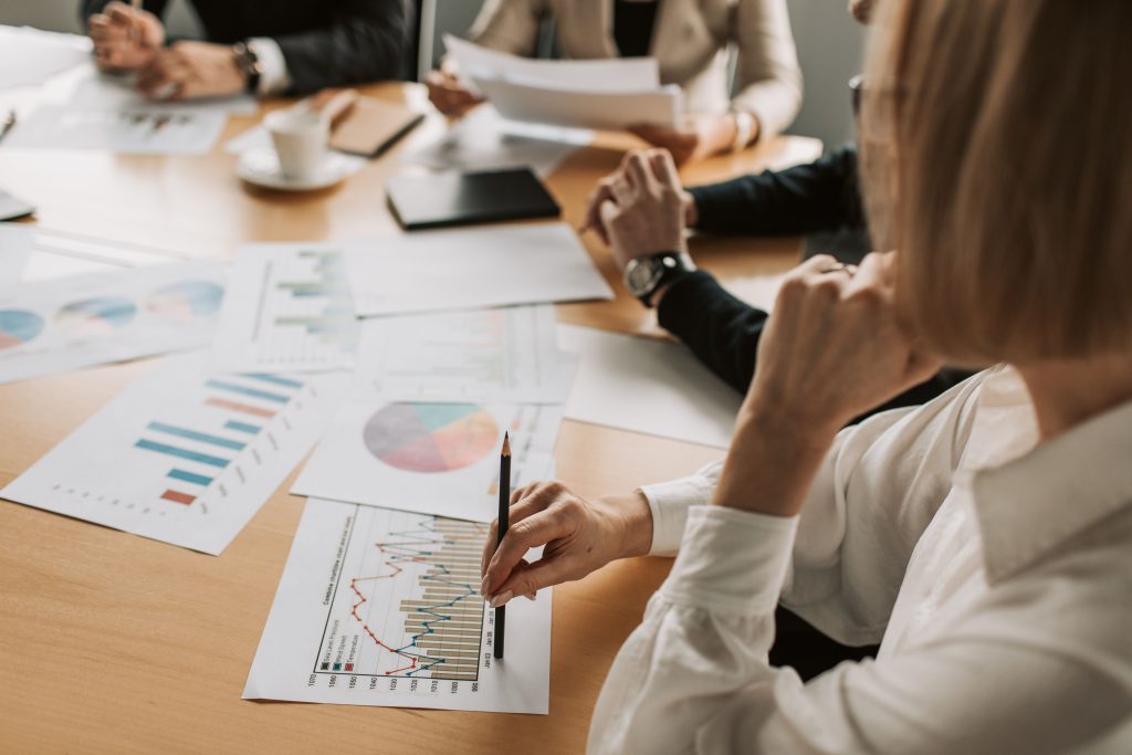 Equipe analisando dados de custo por procedimento hospitalar e rentabilidade.