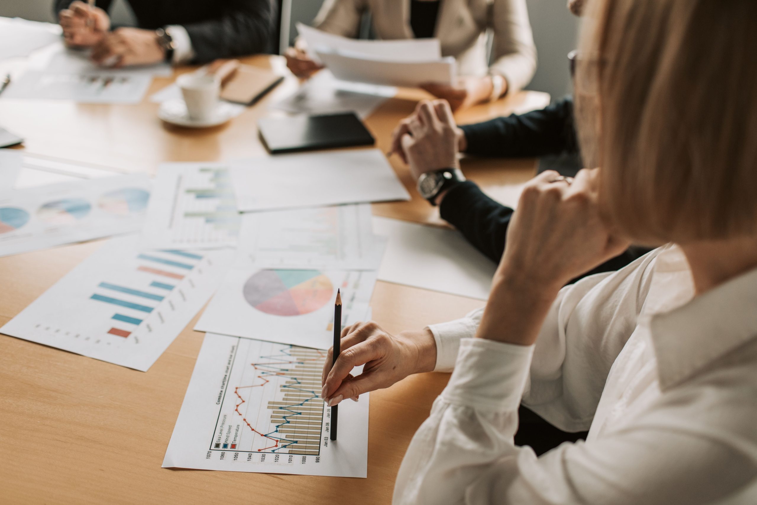 Equipe analisando dados de custo por procedimento hospitalar e rentabilidade.
